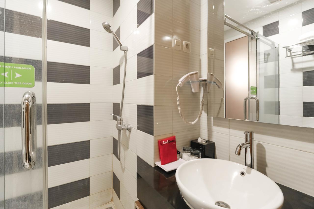 Reddoorz Near Roxy Hotel Jakarta Exterior photo